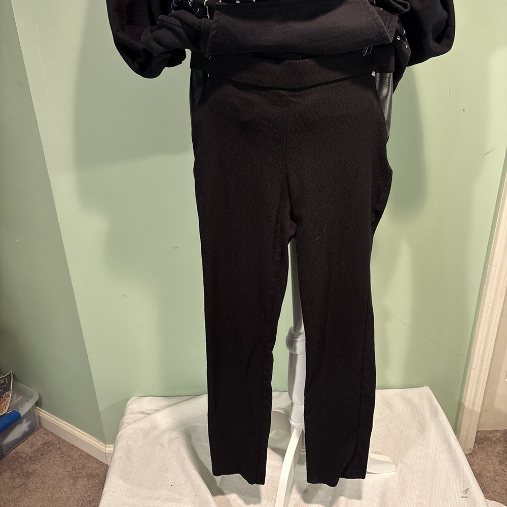 Women’s Black High-Waisted leggings W/pocket accent size 8/10w/stretch